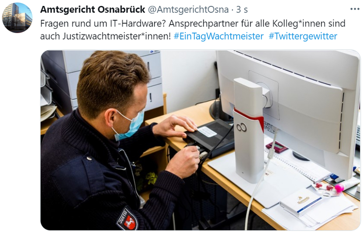 alt="Ein Wachtmeister installiert einen Rechner."