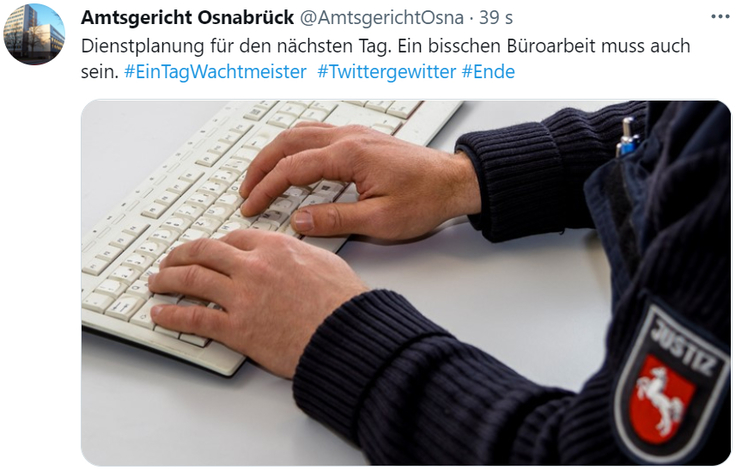 alt= "Dienstplanschreiben auf einer Tastatur."