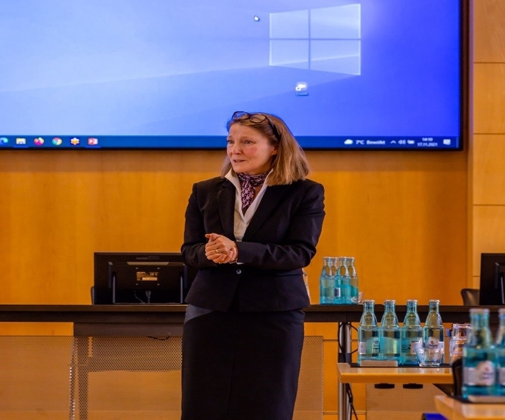 alt="Frau van Hove beim ersten Richtertag des Amtsgerichts Osnabrück."