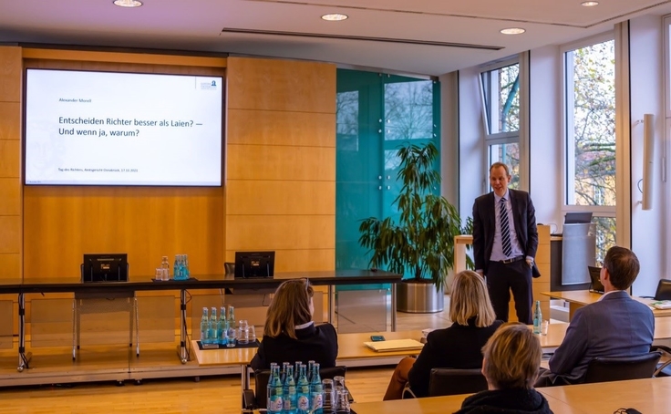 alt="Herr Prof. Dr. Morell beim ersten Richtertag des Amtsgerichts Osnabrück."